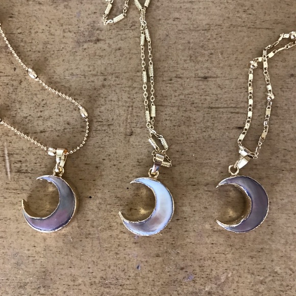 Beautiful Crescent Moon Shell Necklaces 18K Gold - Picture 2 of 2